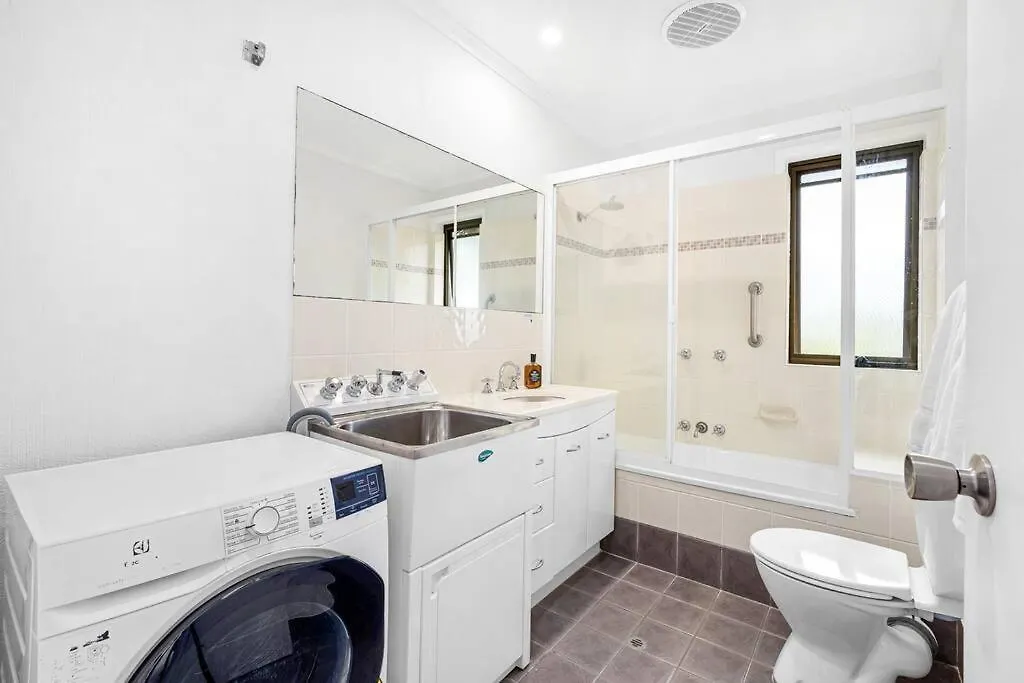 Stylish Poolside Villa, Noosa Noosaville