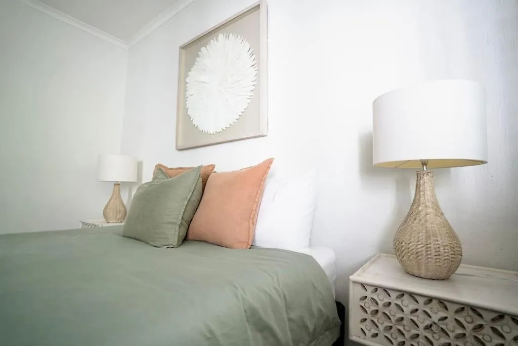 Stylish Poolside Villa, Noosa Noosaville